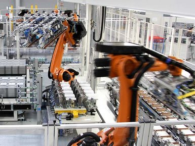 Eine laufende Batteriemontageanlage.