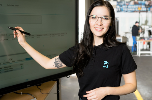 Eine duale Studentin lernt&nbsp;die komplexe IT-Systemlandschaft des Unternehmens zu betreuen.